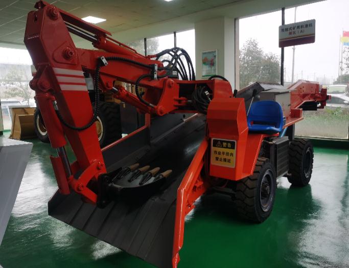 跟著帥龍機(jī)電一起看看輪式扒渣機(jī)設(shè)備的功能和用途！