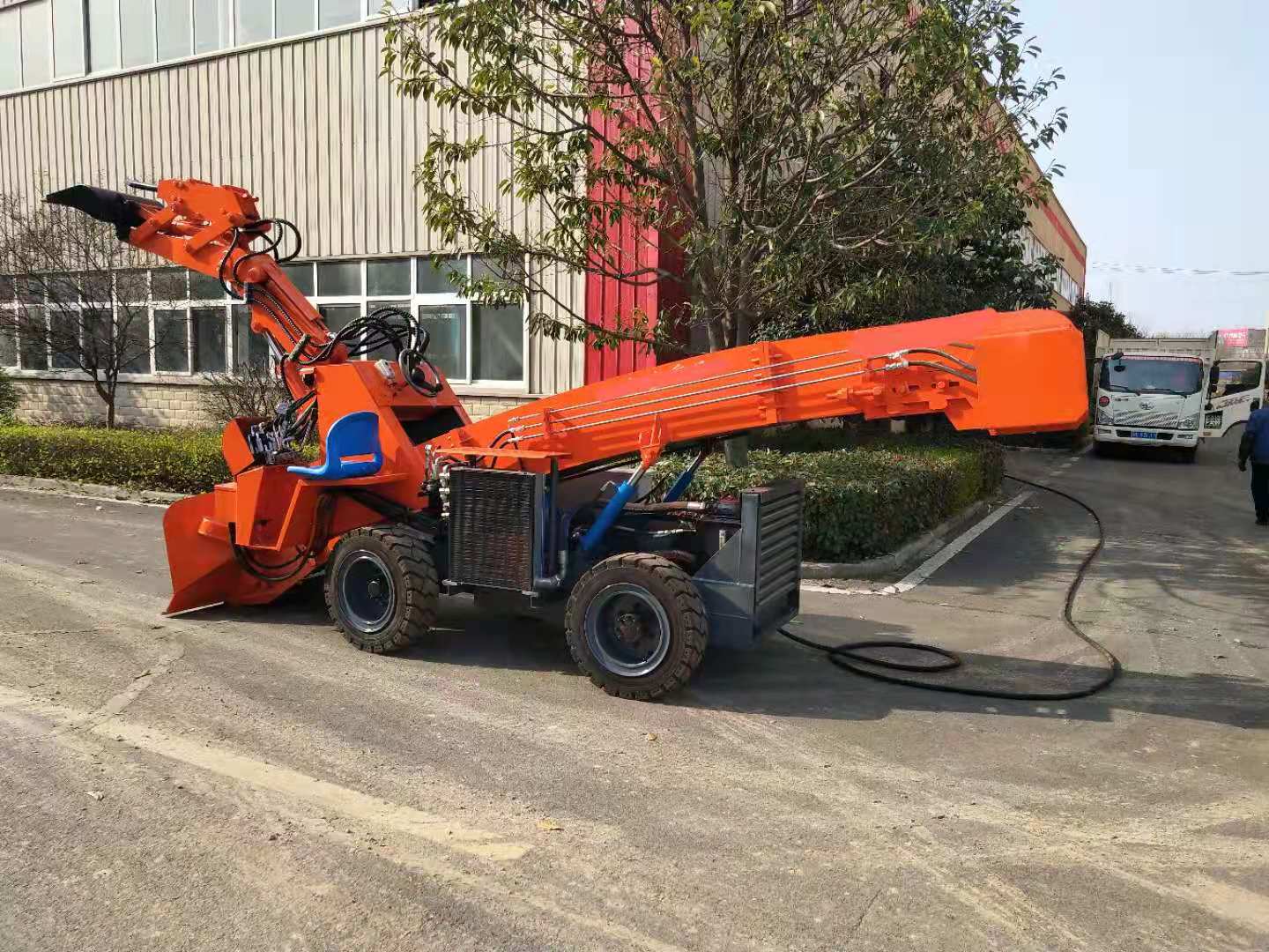 您知道扒渣機(jī)液壓油什么時(shí)候該怎樣更換嗎？